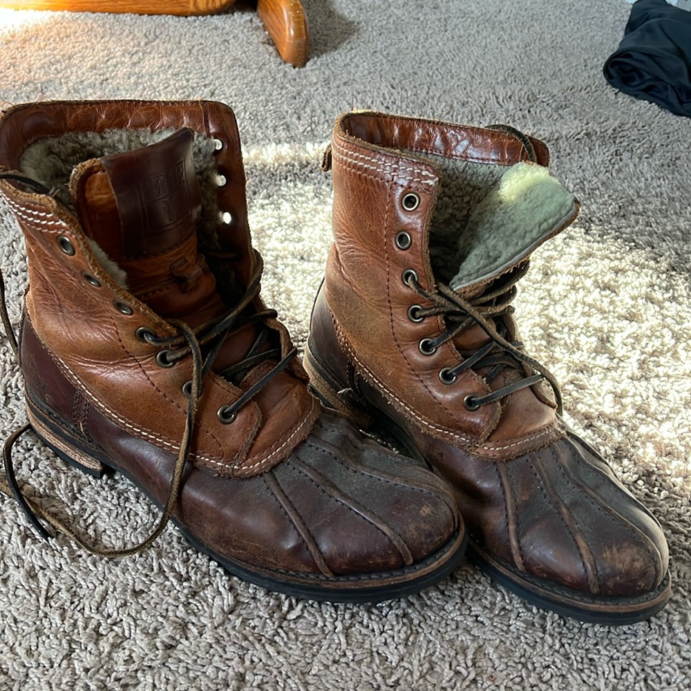 Women’s Frye lace up boots w sheepskin lining